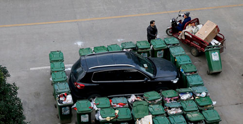 隨意亂停車，大爺搬垃圾桶怒攔私家車 