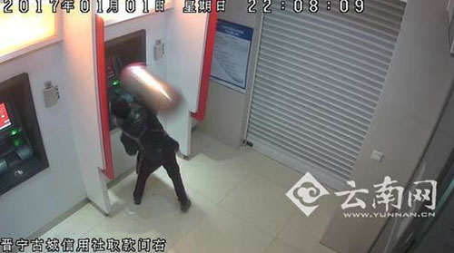 取款不成功，竟用垃圾桶出氣