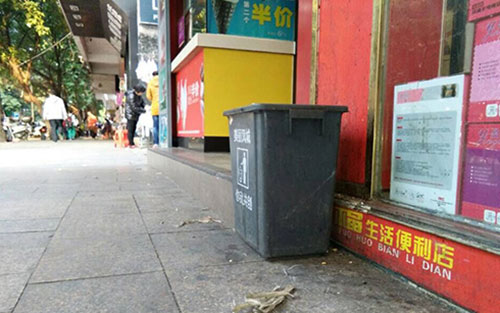 垃圾桶當(dāng)足球踢？！城區(qū)大半年累計(jì)丟近千個(gè)垃圾桶